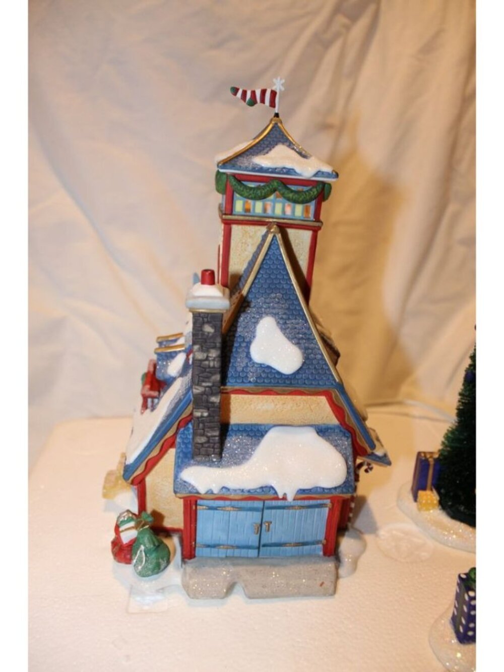 Dept 56 North Pole - Santa's Sleight Launch Gift Set - Picture 8 of 11